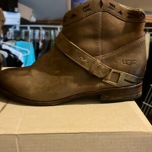 Ugg  Austin leather bootie brown tan leather size women 8 nearly new gently used